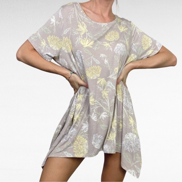LOGO LORI GOLDSTEIN | Light Taupe Colorful Pastel Floral Print Short Sleeve Top - Picture 4 of 7